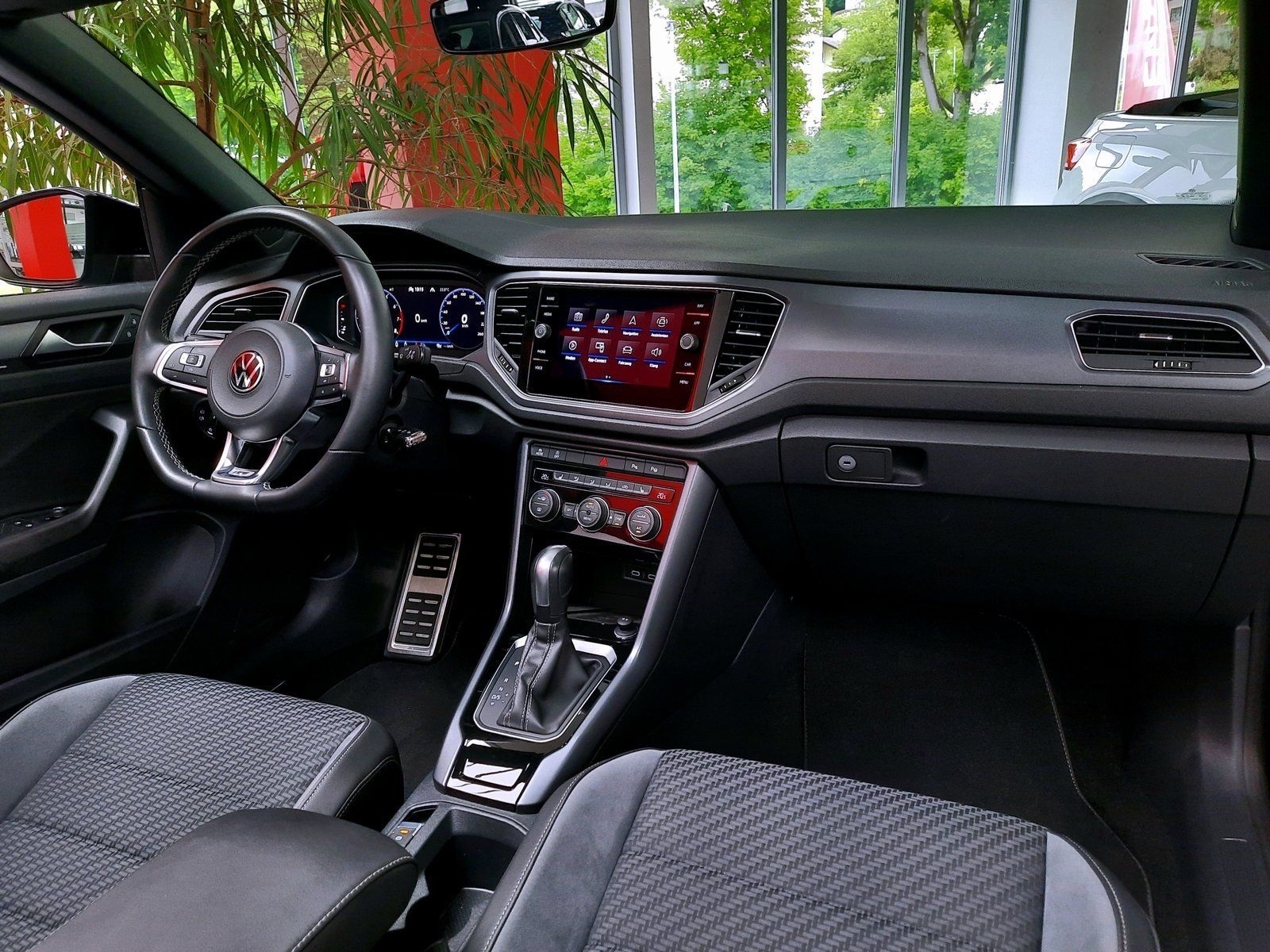 Fahrzeugabbildung Volkswagen T-Roc Cabrio R-Line Black&Style DSG*AHK*Navi*Cam