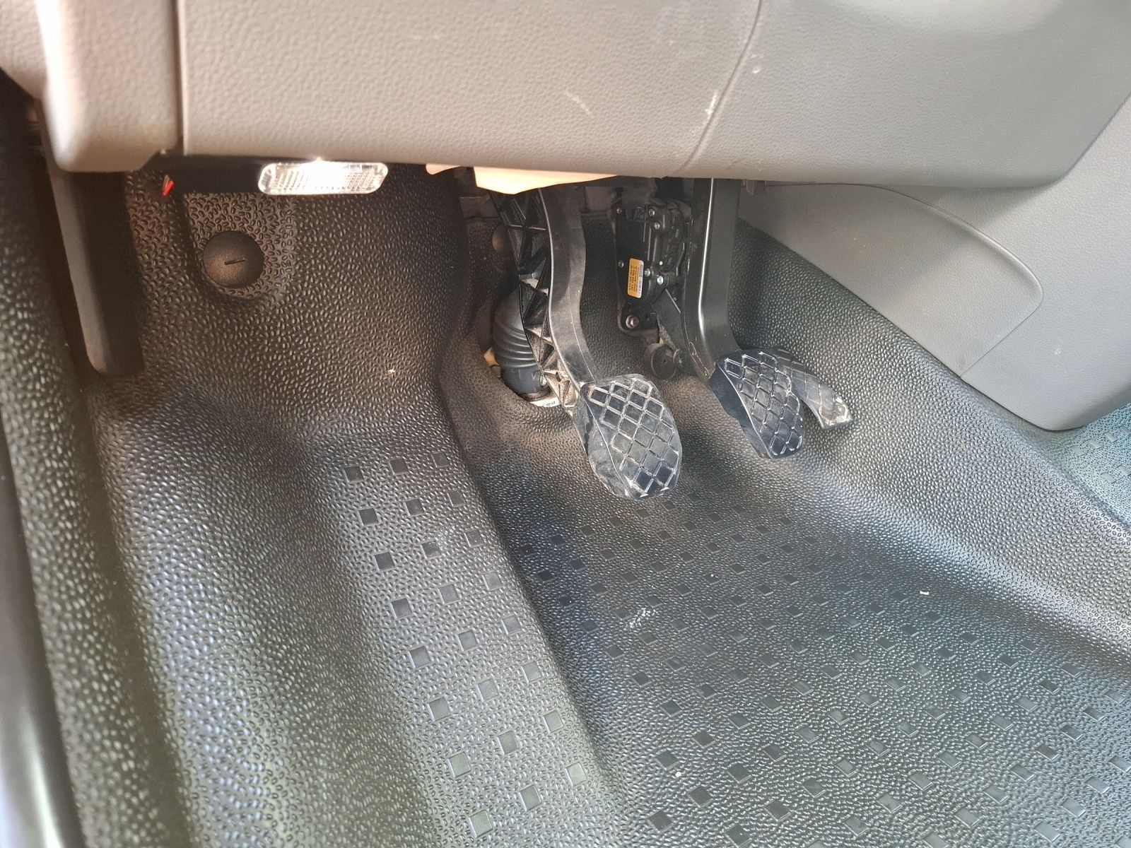 Fahrzeugabbildung Volkswagen T6 Transporter T6.1 DoKa LR Klima AHK