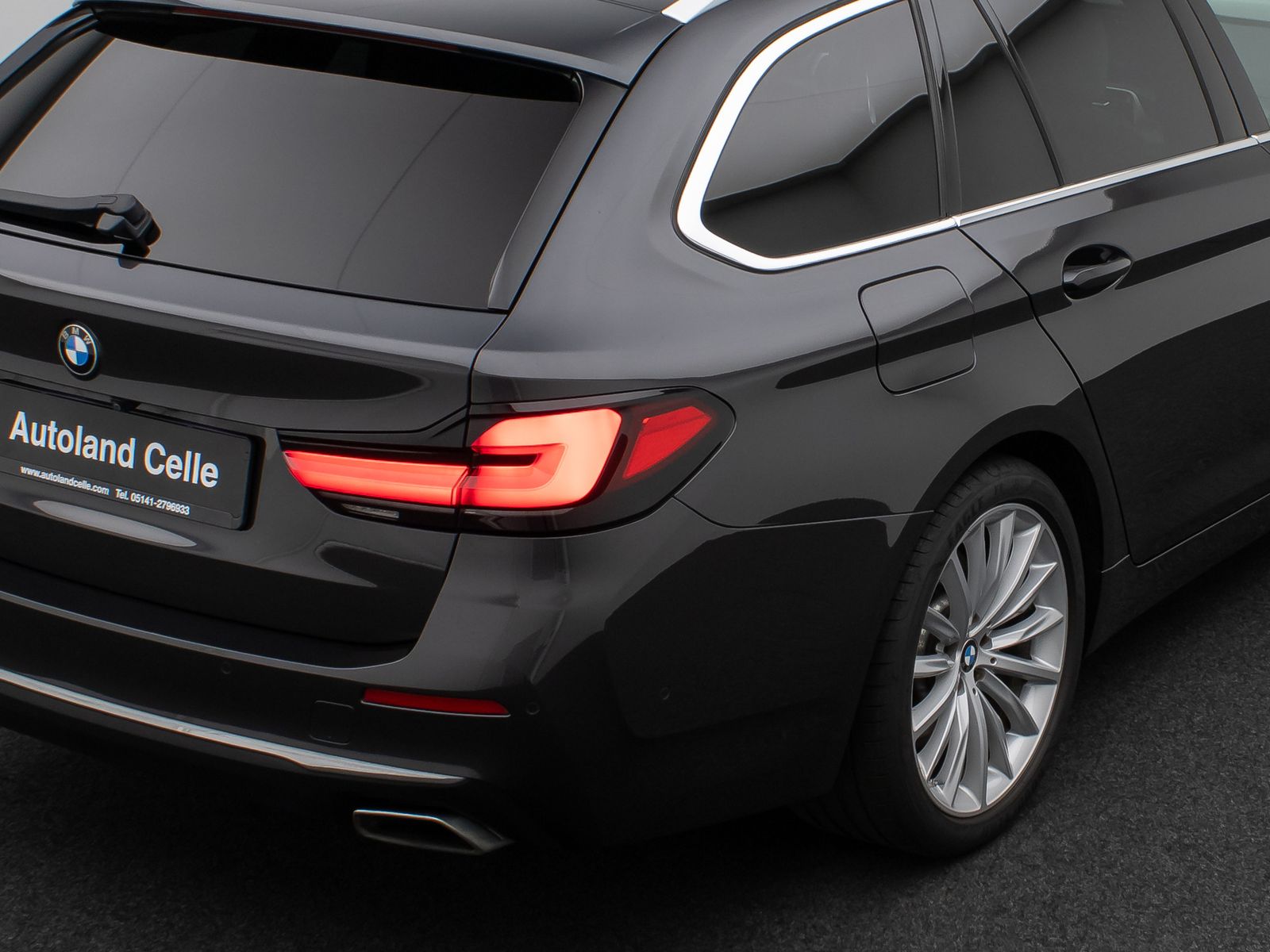 Fahrzeugabbildung BMW 530d LuxuryLine Laser HUD DAB HiFi DisKey 19Zoll