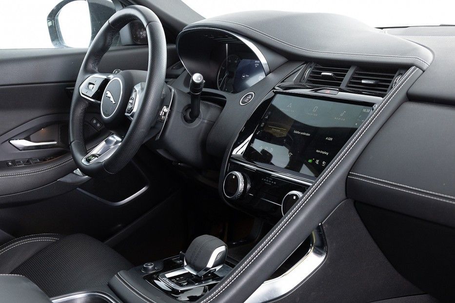 Jaguar E-Pace 1.5 P300e AWD R-Dynamic SE | LEDER | pano imagem 3