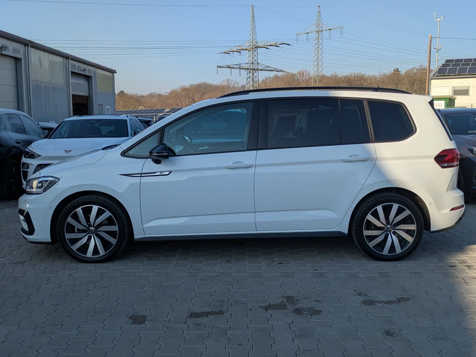 Fahrzeugabbildung Volkswagen Touran 2.0 DSG R-Line High BLACK Pano*7Si*IQ*AHK