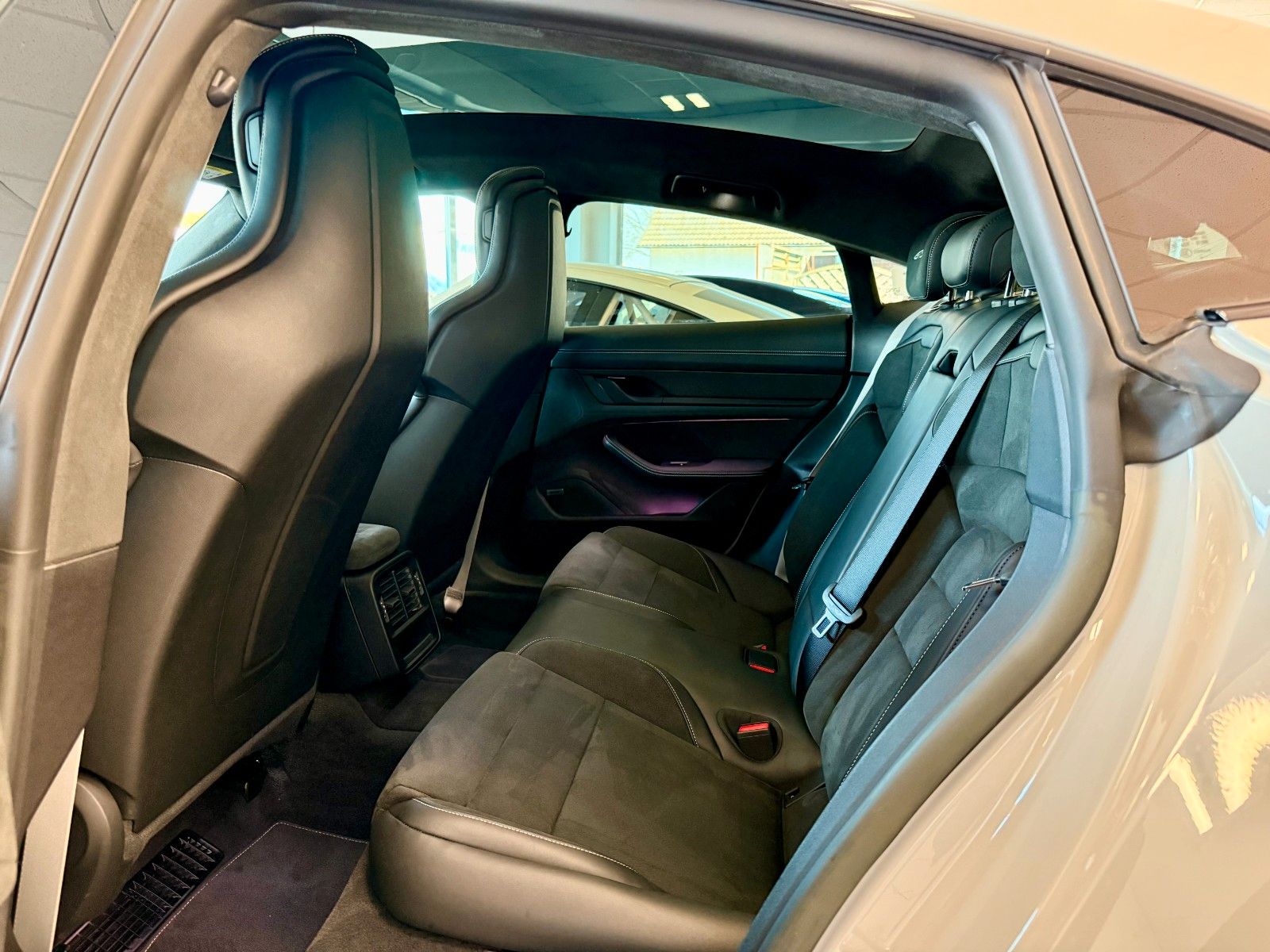 Fahrzeugabbildung Porsche Taycan GTS Panorama/HeadUP/Hinterachlenkung