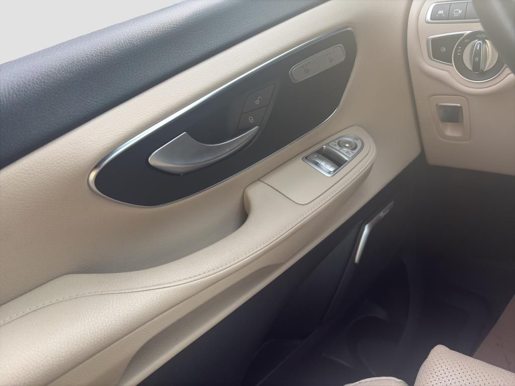 Fahrzeugabbildung Mercedes-Benz V 300 d AVANTGARDE EDITION Lang Leder*Pano*SD*LM