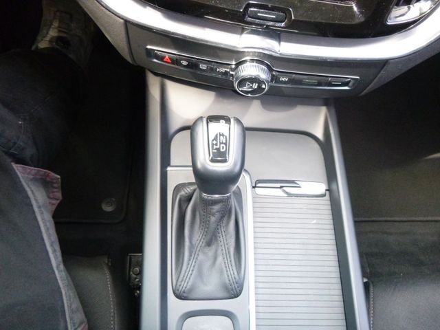 Fahrzeugabbildung Volvo XC60 D4 2WD Momentum>AUT/PANO/Standh./LED/NAVI