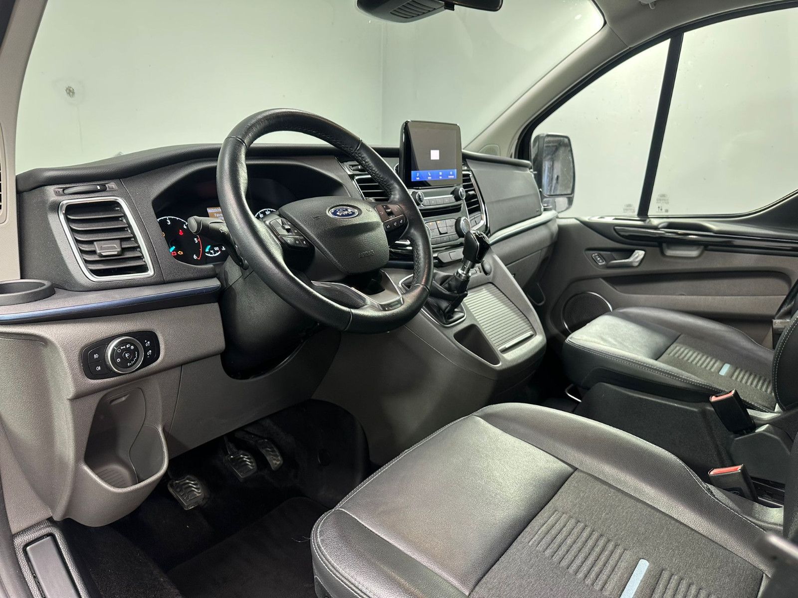 Fahrzeugabbildung Ford Tourneo Custom 320  L1H1 *AHK*ACTIVE*8-Sitzer*