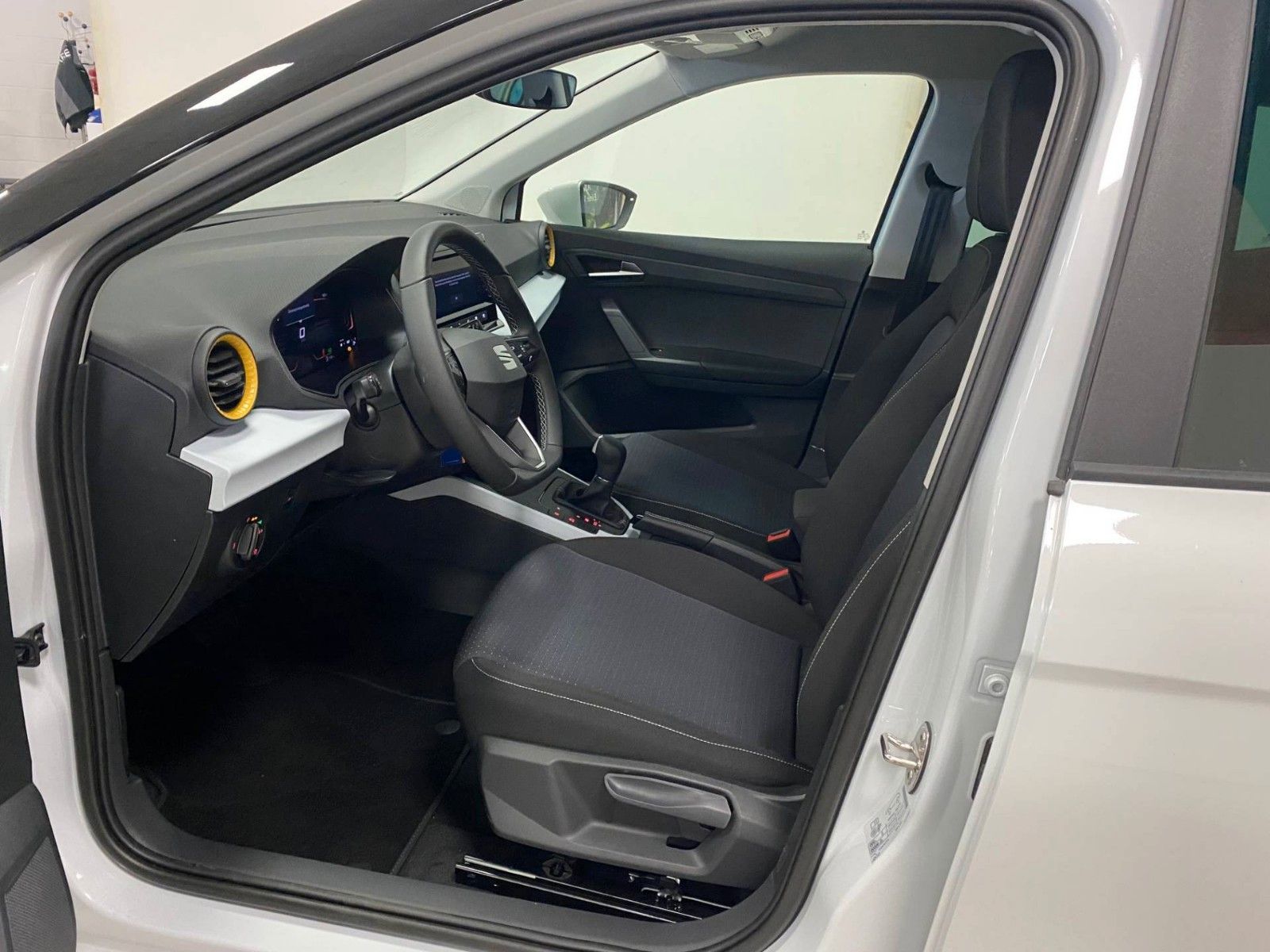 Fahrzeugabbildung SEAT Arona 1.0 TSI DSG STYLE+5 JAHRE GARANTIE+AHK+LED