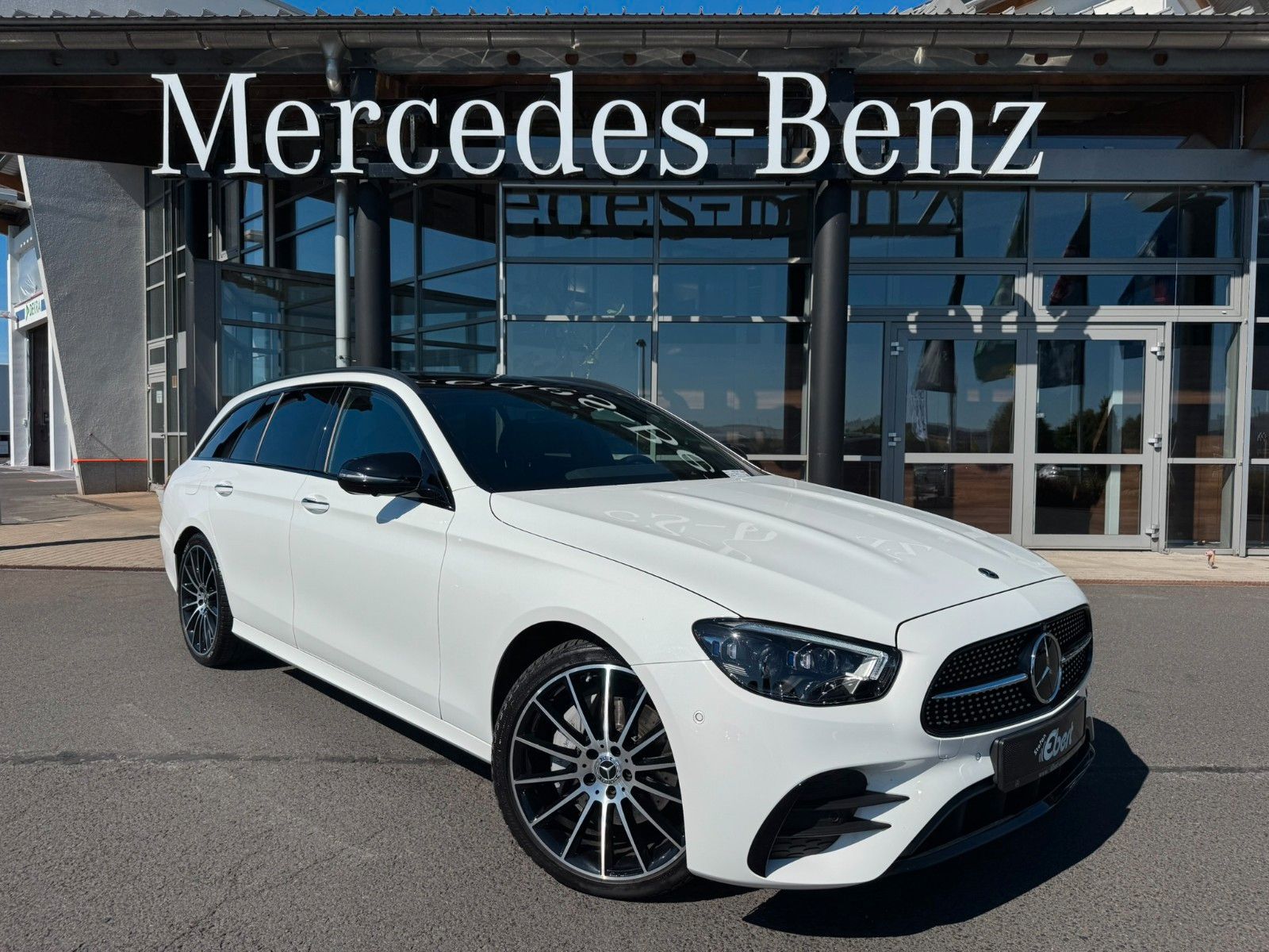Fahrzeugabbildung Mercedes-Benz E 300 d  T 4M AMG HUD+PANO+AHK+Burm+Distr+360°
