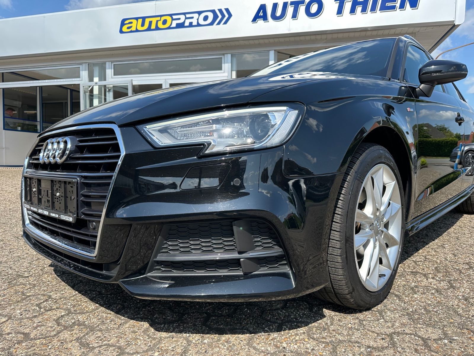 Fahrzeugabbildung Audi A3 2.0 TDI Sportback S line S tronic Navi/BiXeno