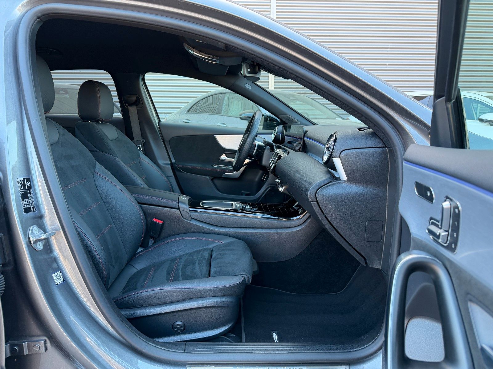 Fahrzeugabbildung Mercedes-Benz A 200 Limousine AMG NIGHT+AHK+MEMORY+360°+Ambien