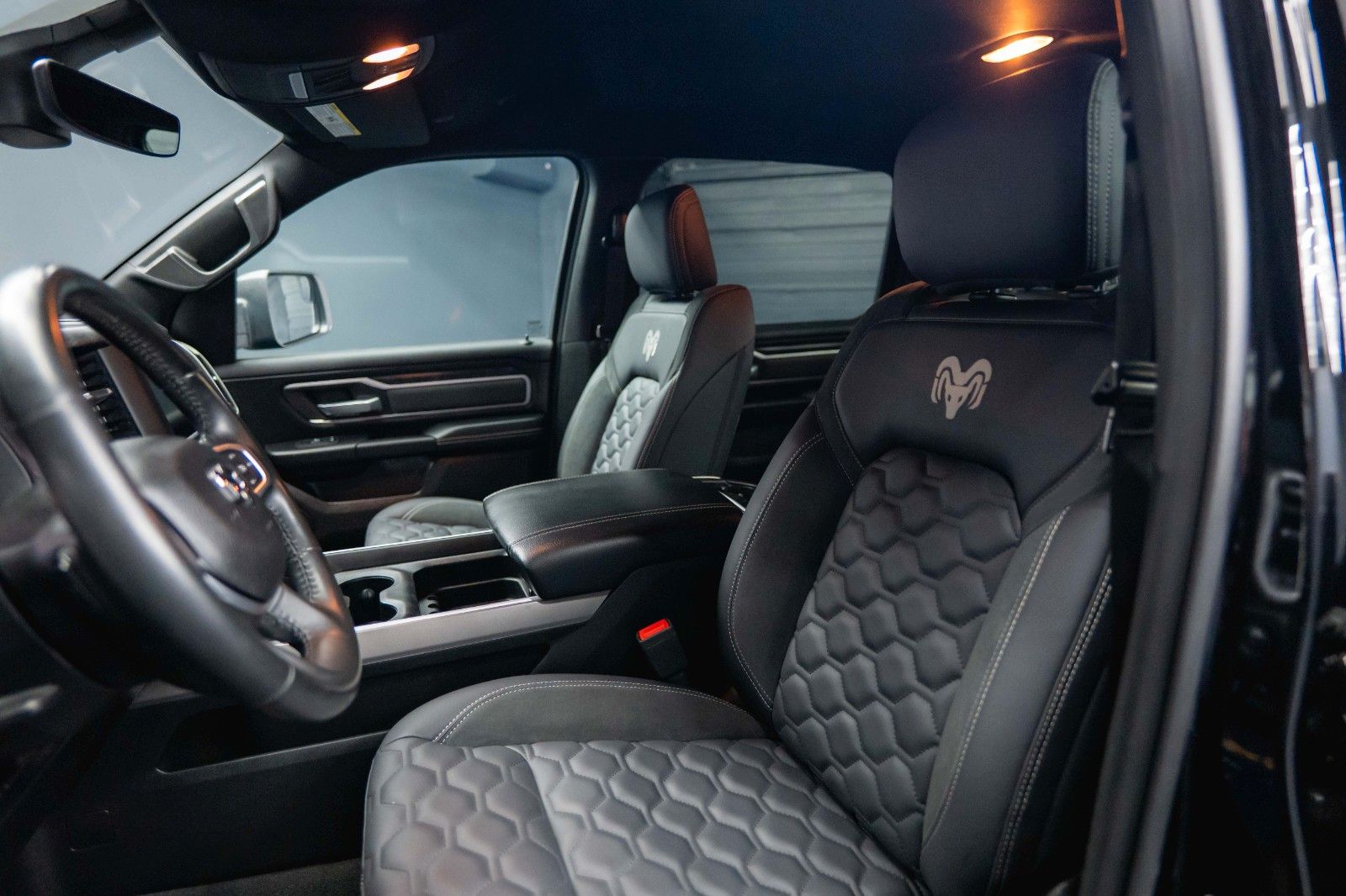 Fahrzeugabbildung Dodge RAM 5.7 V8 HEMI 4x4 Offroad Night-Paket LED 19%