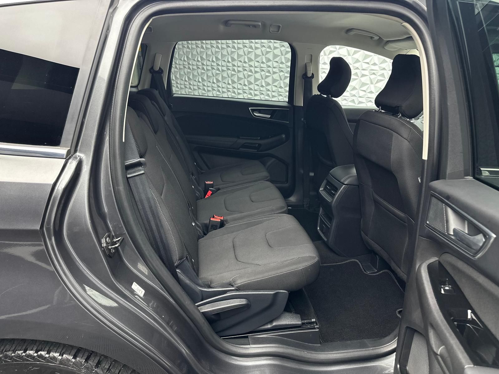 Fahrzeugabbildung Ford S-MAX 1.5 TITANIUM/7-SITZE/KEYLES/RCAM/NAV/PDC