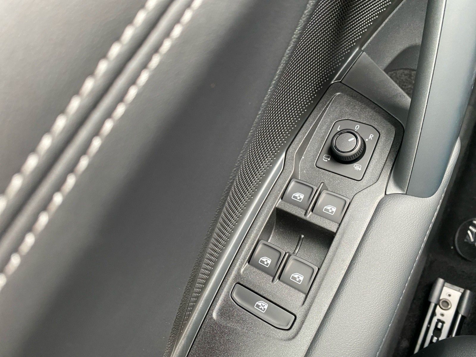 Fahrzeugabbildung Volkswagen Tiguan 1.5 eTSI OPF DSG +ACC+LED+NAVI+PARKASSIST