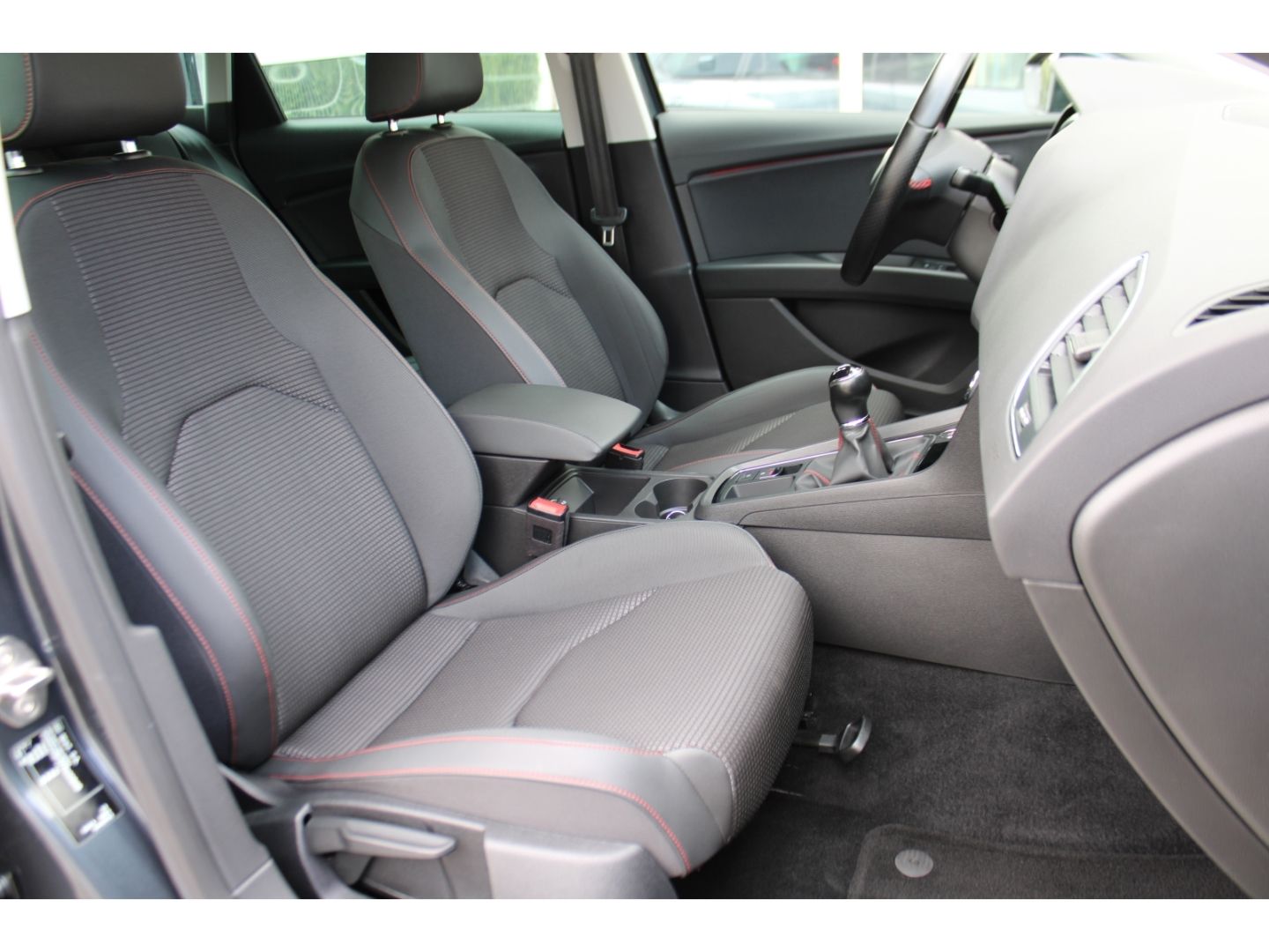 Fahrzeugabbildung SEAT Leon 1.5 TSI ST FR ACC LED Navi DAB PDC RFK AHK