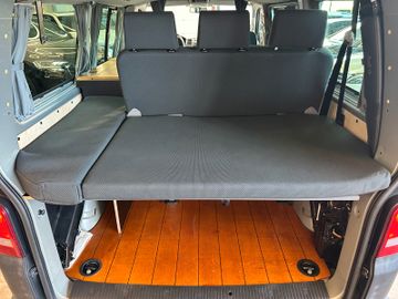 Volkswagen T5 *CAMPER*KÜCHE*BETT(aufklappbar)*ESSTISCH*AHK*