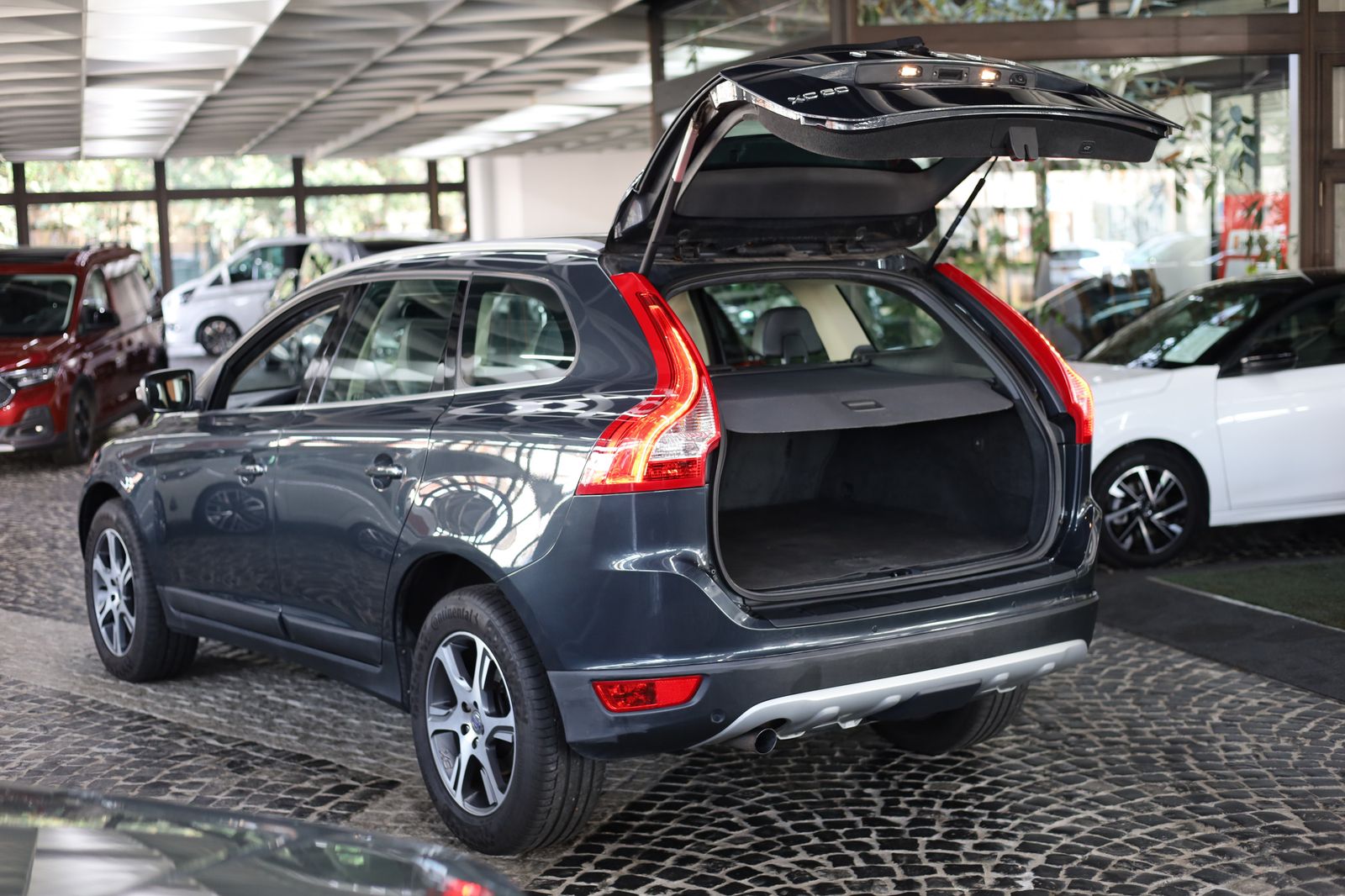 Fahrzeugabbildung Volvo XC60 Summum KAM MEMO LEDER XENON AHK SCHECKHEFT