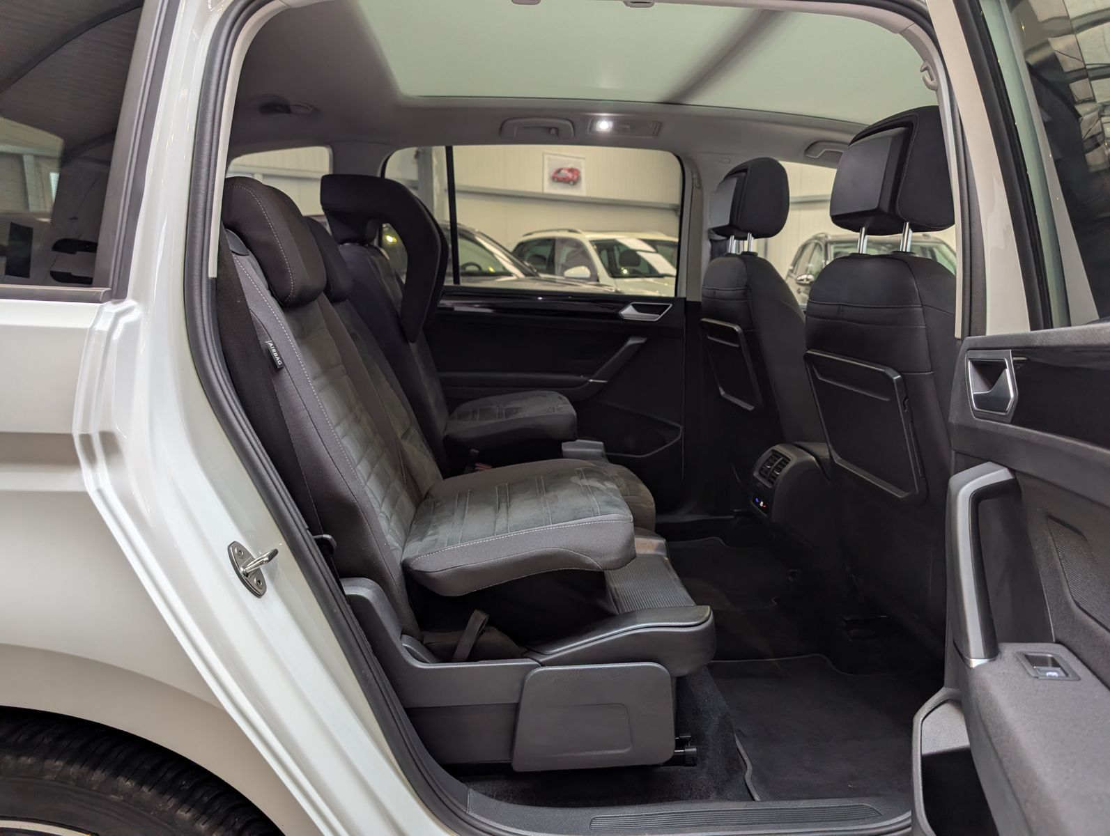 Fahrzeugabbildung Volkswagen Touran 2.0 DSG R-Line High. Pano 7-Si IQ.Dri AHK