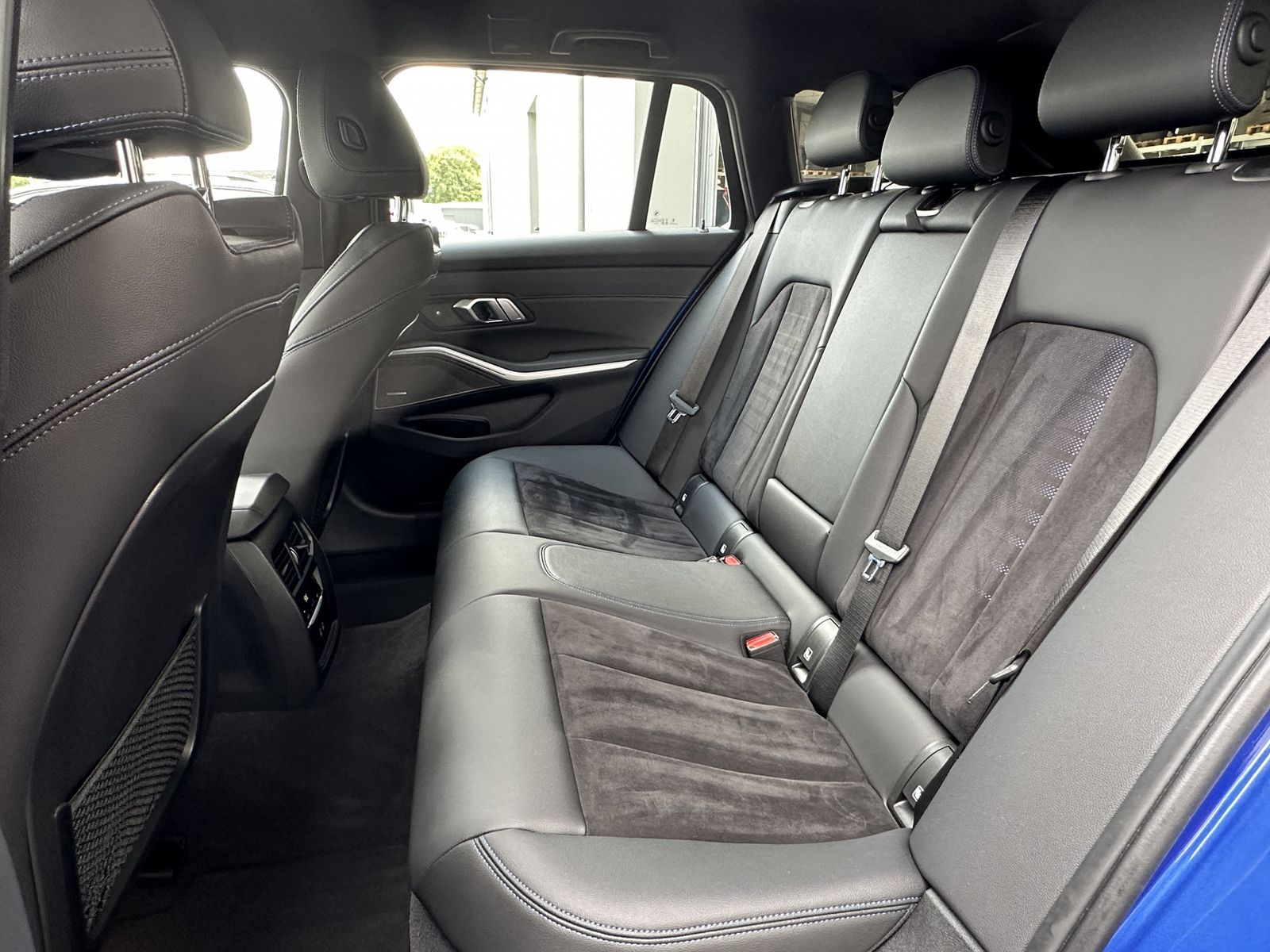 Fahrzeugabbildung BMW 330d Touring M-Sport NAV+LED+ACC+HEAD-UP+H&K+AHK