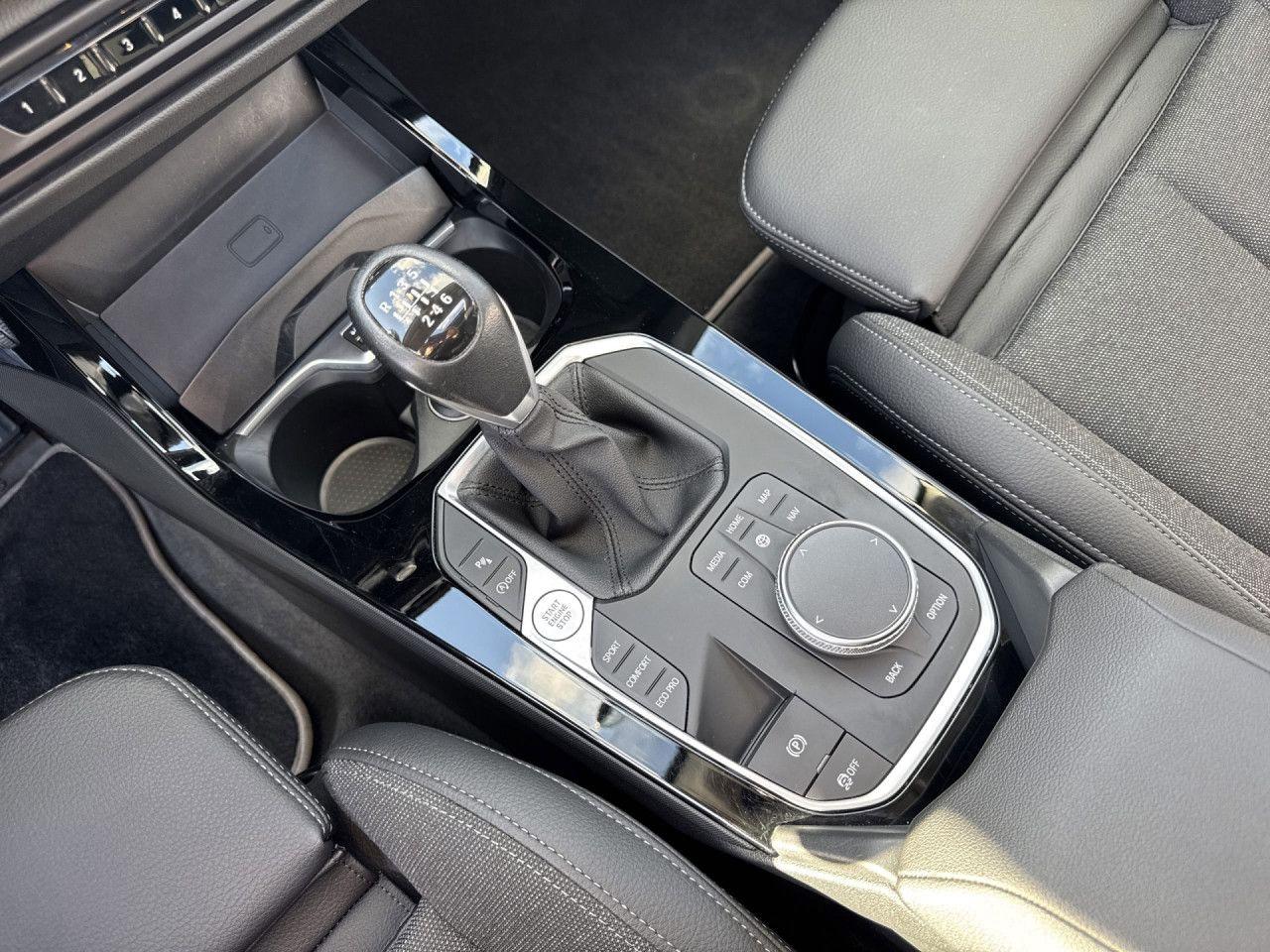 BMW 118i Sport Line adptLED Pano AHK Kamera GrTank