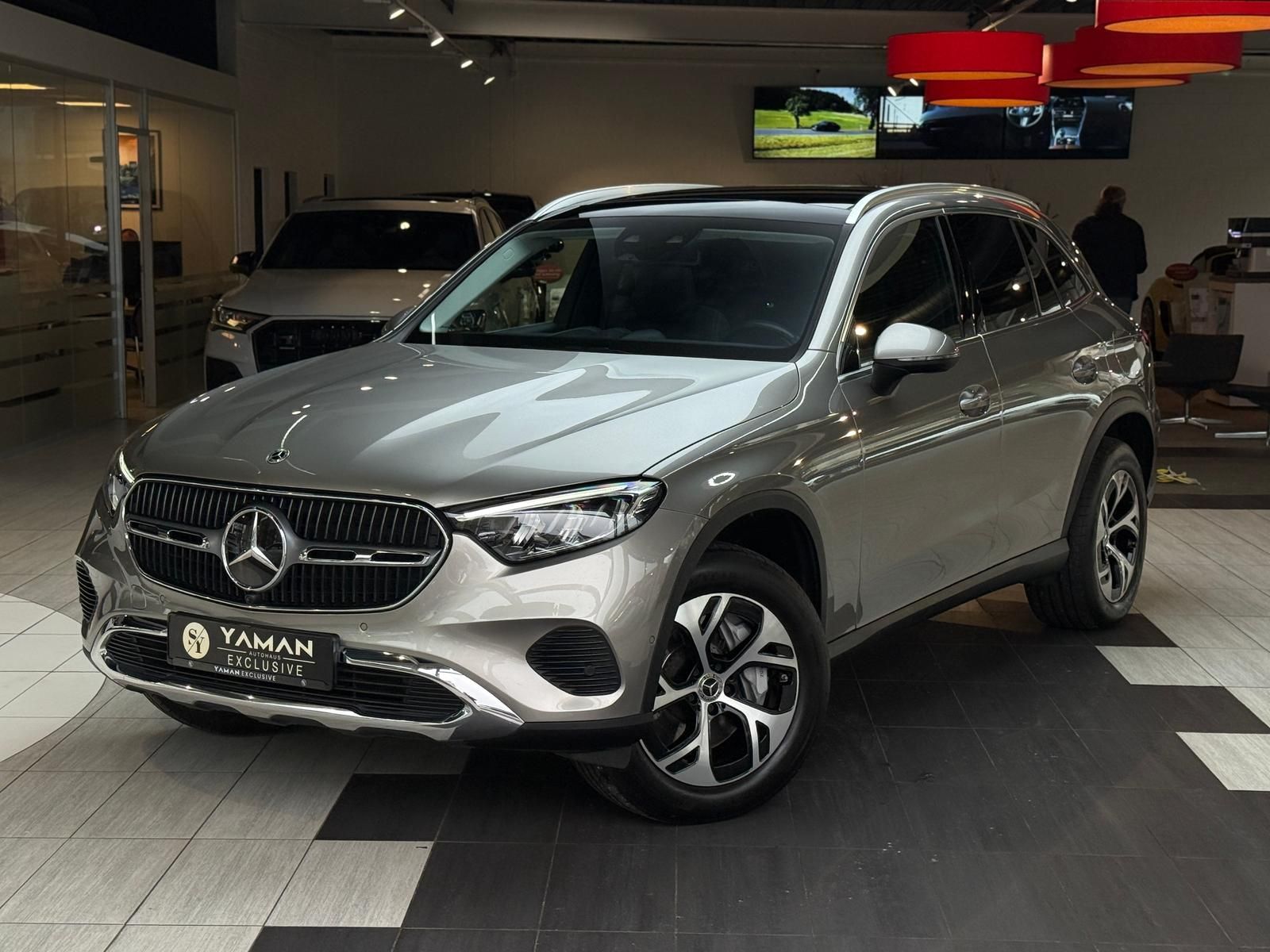 MERCEDES-BENZ GLC 300 e 4Matic Panorama*Distronic*Leder