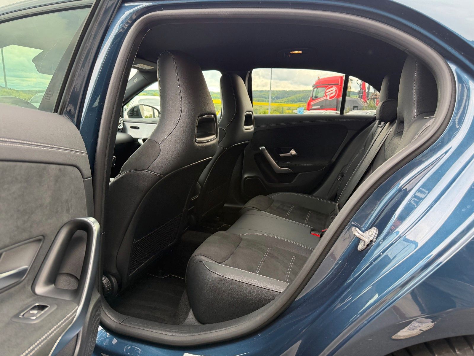 Fahrzeugabbildung Mercedes-Benz A 200 d Edition AMG Night+Ambiente+Distr+MBUX+19