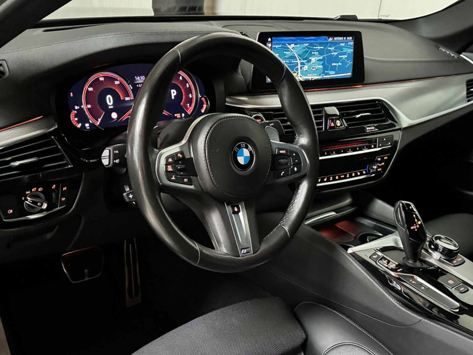 Fahrzeugabbildung BMW M550 i xDrive/360°/HUD/Distronic/Shadow Line