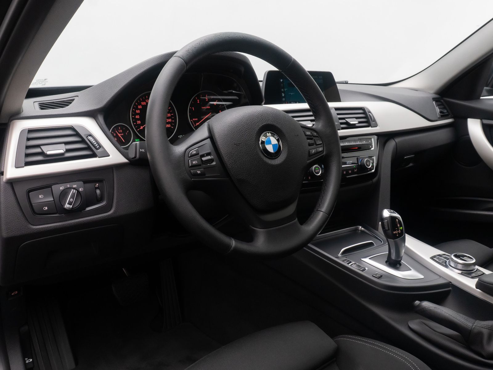 Fahrzeugabbildung BMW 320d GeschwindigReg PDC Panorama LED Sportsitz