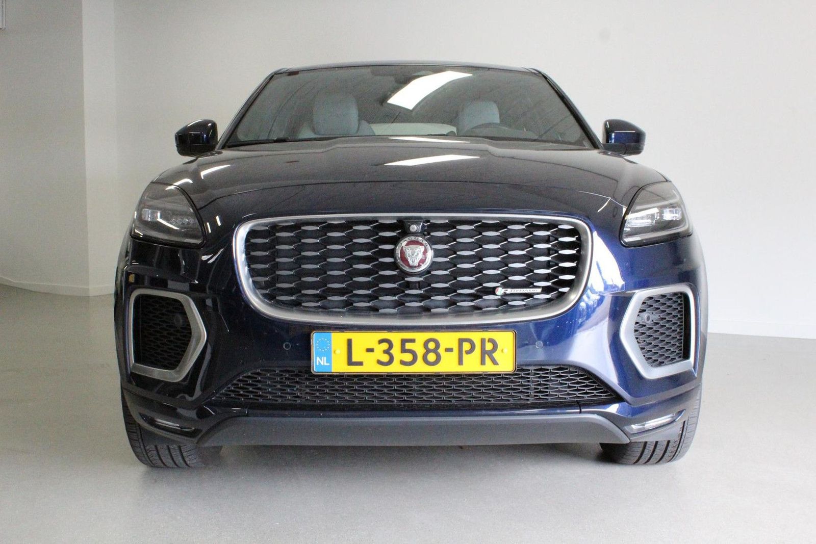 Jaguar E-Pace 1.5 P300e AWD R-Dynamic SE | STOEL-VERW | imagem 3