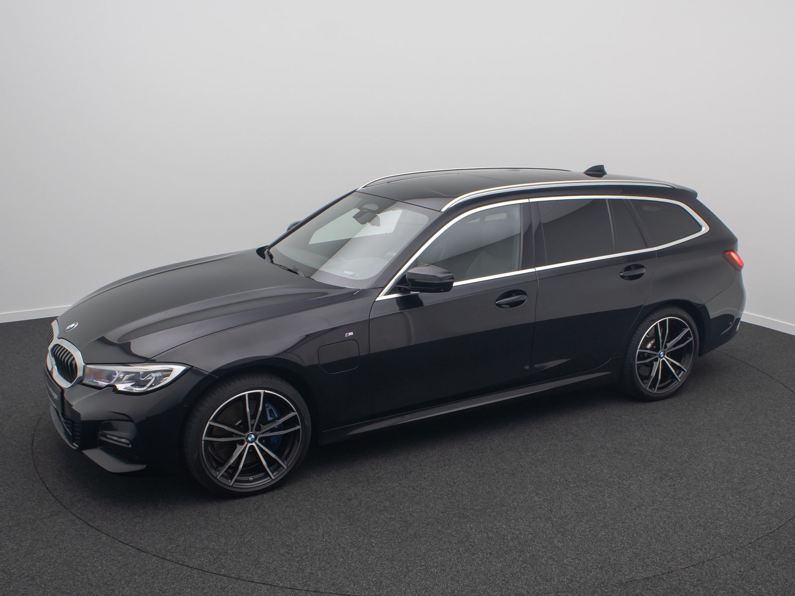 Fahrzeugabbildung BMW 330e M Sport Panorama DAB HUD 360&deg; H/K 19Zoll