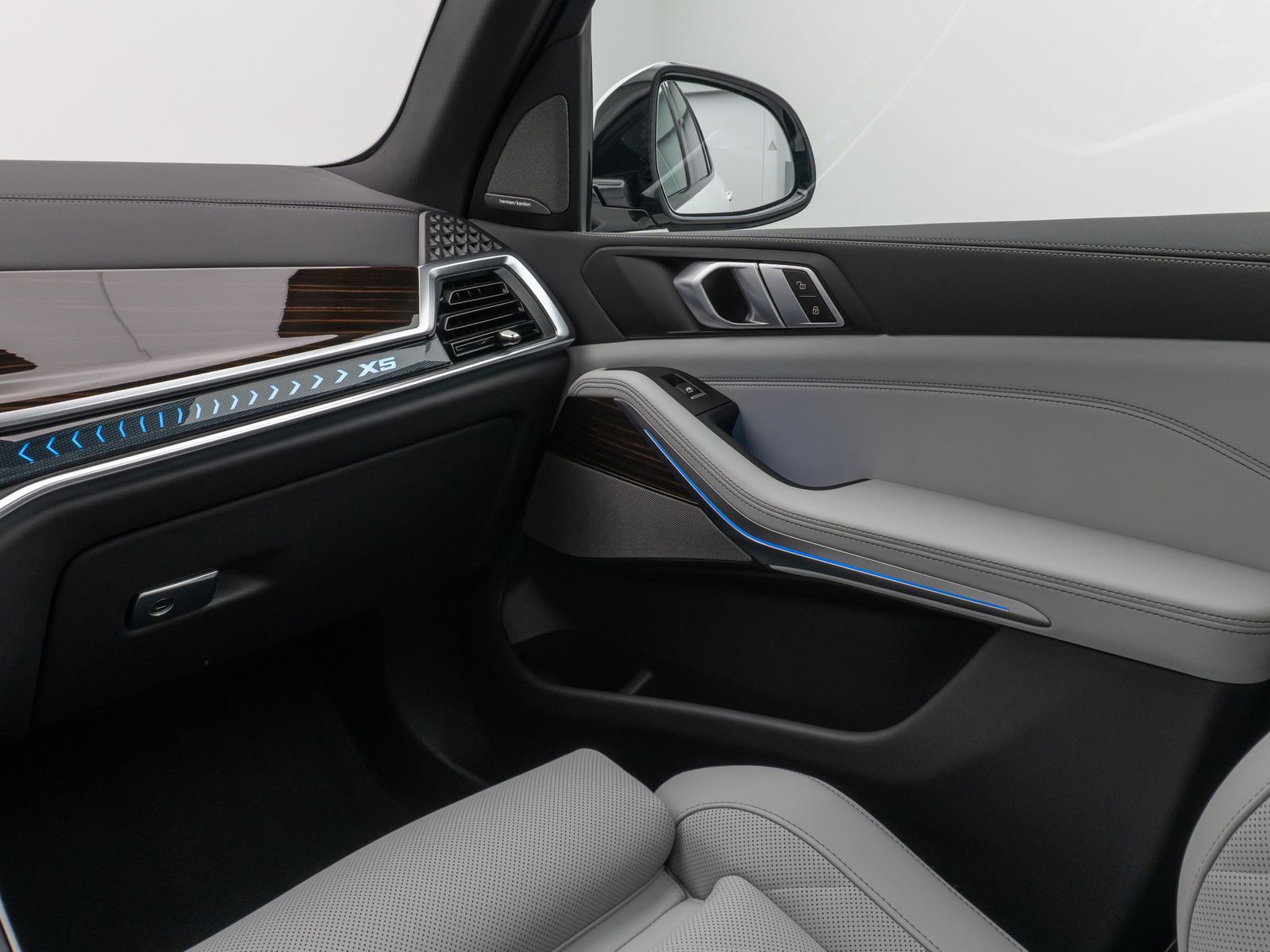 Fahrzeugabbildung BMW X5 xD50e M Sport Panorama 360°HUD DAB H/K SoftCL