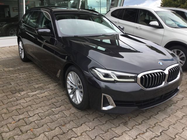 BMW 530 d xDrive Touring Luxury Line ACC AHK HUD Nav
