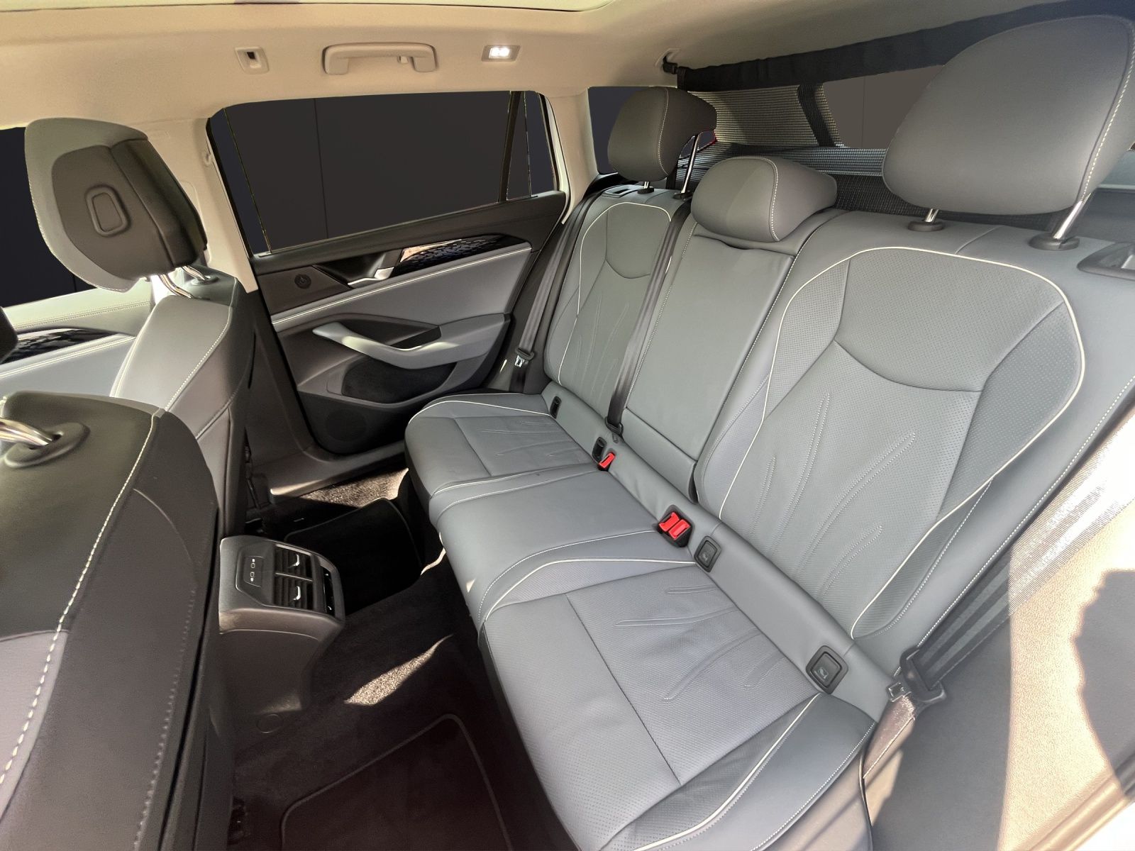 Fahrzeugabbildung Volkswagen Passat 2.0 TDI Elegance DSG LED ACC 18" AHK Lede
