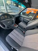 Mercedes-Benz 190 E 1.8  Limousine Oldtimer PKW Automatik - Mercedes-Benz 190 in Wuppertal