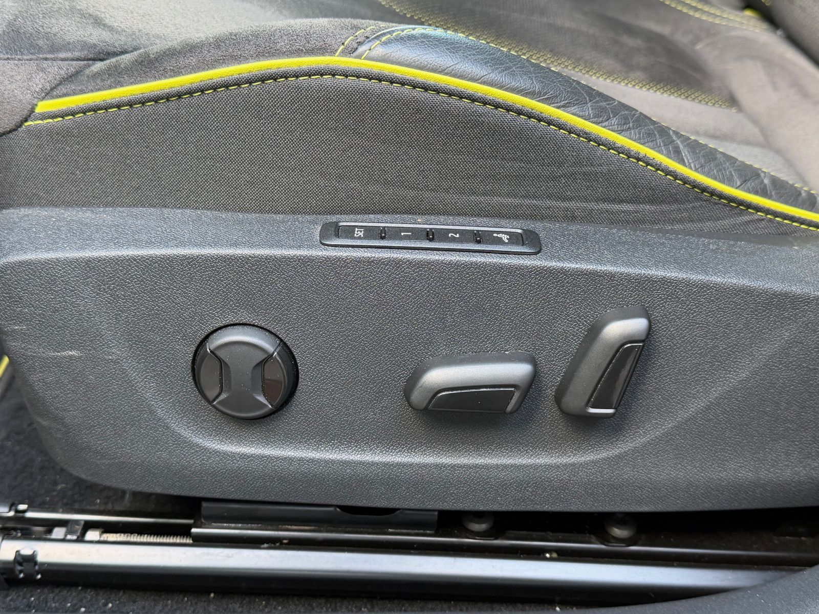 Fahrzeugabbildung SKODA Enyaq RS*ACC*SZHZNG*NAVI*360°*CARPLAY*AMBIENTE*