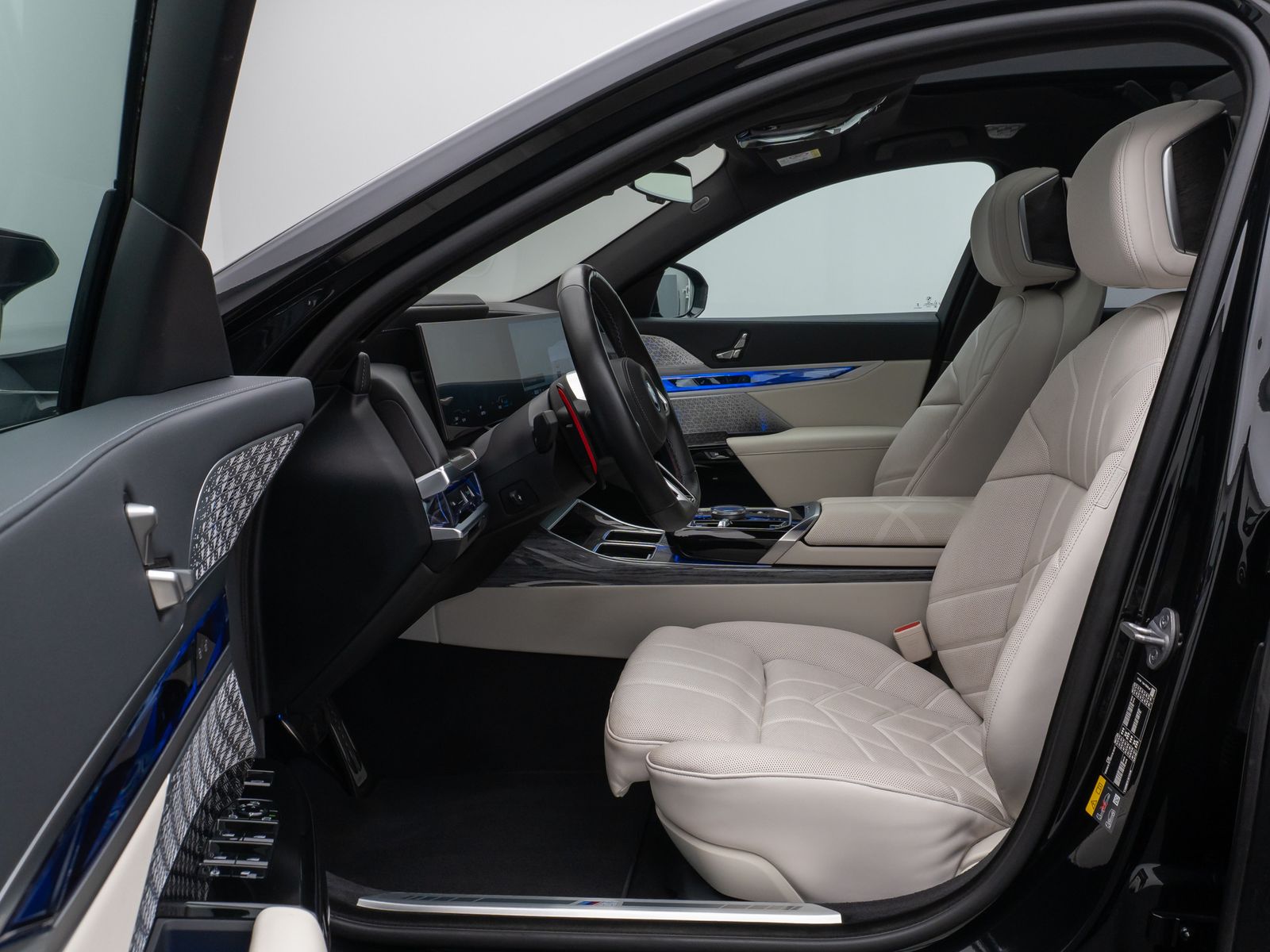 Fahrzeugabbildung BMW M760e Sky Lounge B&W Fond Ent M-Performance Voll