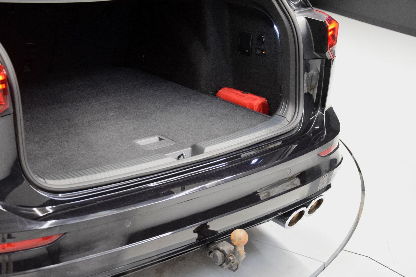 Fahrzeugabbildung Volkswagen Golf VIII Variant R 4Motion Pano ACC Sitzbel.