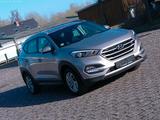 Hyundai Tucson Advantage 4WD 1HAND TÜV NEU NAVI AHK PDC - Hyundai Tucson Advantage mit Benzin-Antrieb