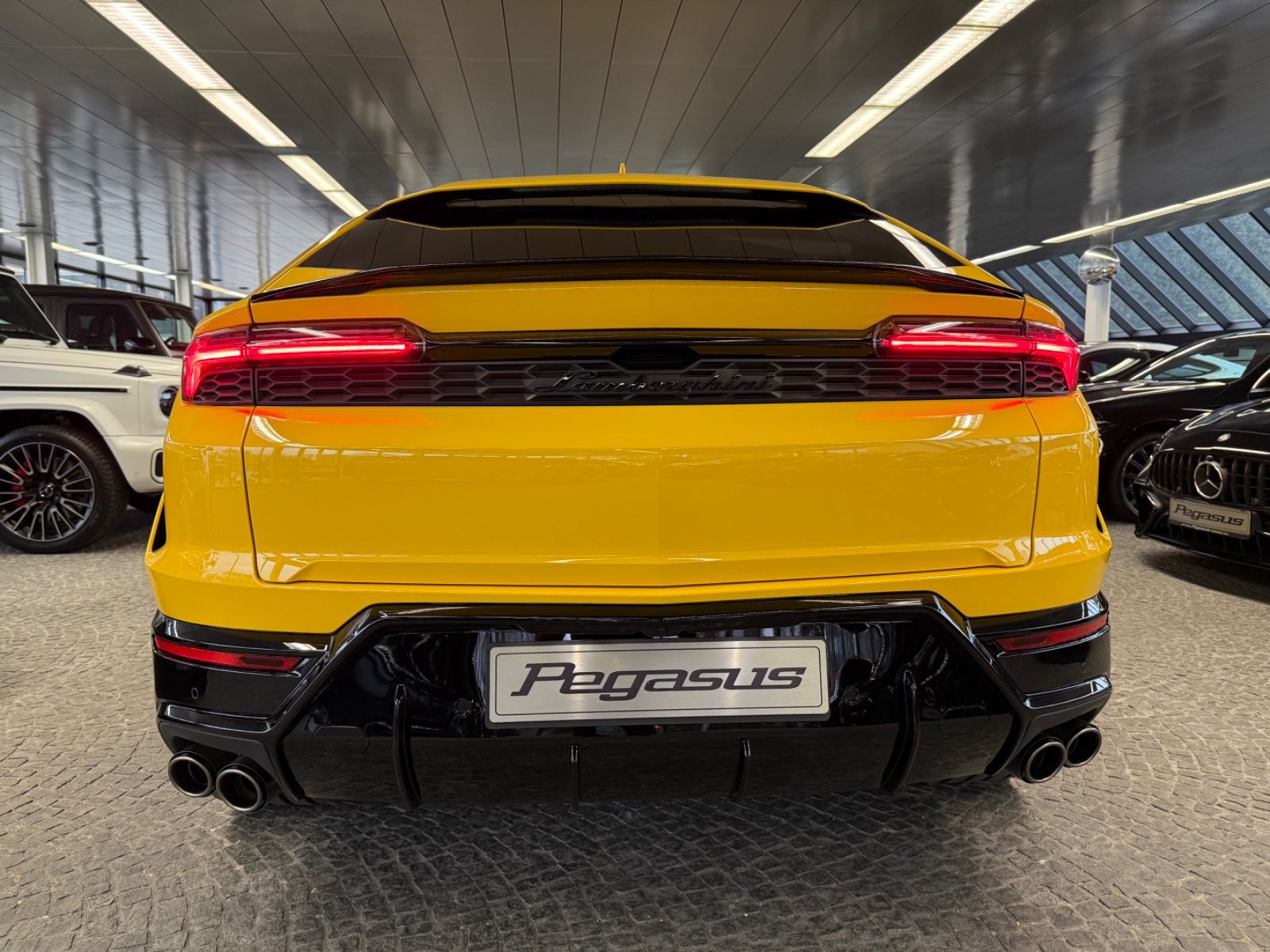 LAMBORGHINI Urus - 11