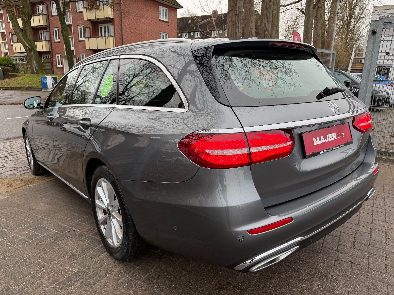 Fahrzeugabbildung Mercedes-Benz E 220d T Avantgarde LED*ACC*TEILLEDER*SHZ*AUTO