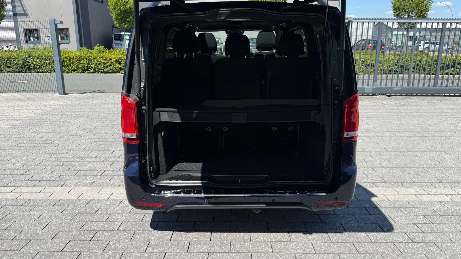 Fahrzeugabbildung Mercedes-Benz V 300 d EDITION 4MATIC lang AMG Line