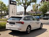 Skoda Octavia Combi Ambition / MASSAGE / AHK / PDC - Skoda Octavia mit CNG-Antrieb: mit Navigationssystem