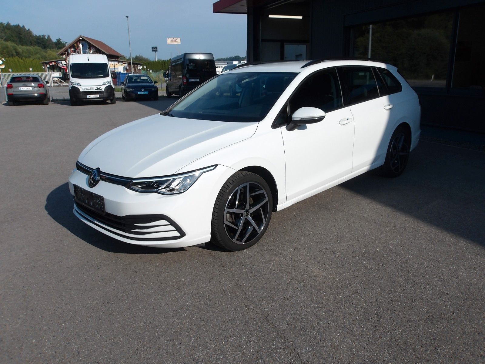 Volkswagen Golf VIII Variant Life EXP € 12990.--
