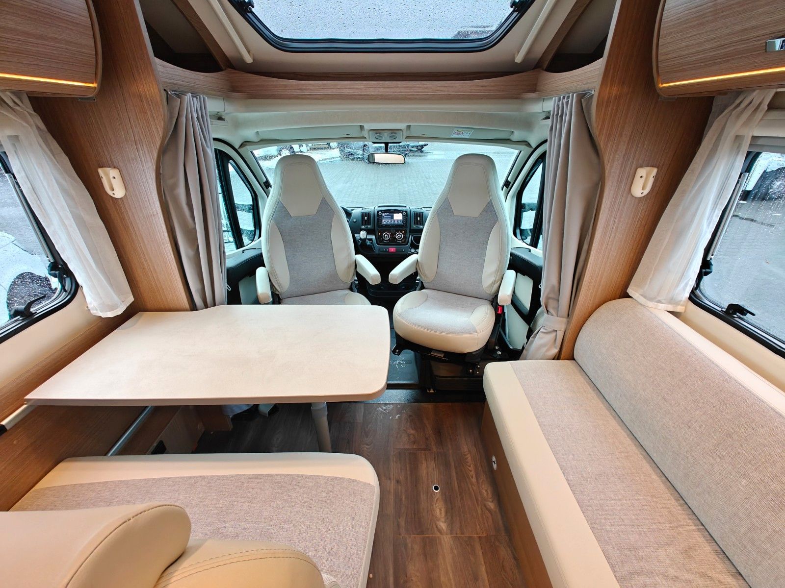 Fahrzeugabbildung Carado T-348 - Automatik, SAT, TV, 2x Solar, Hubbett -