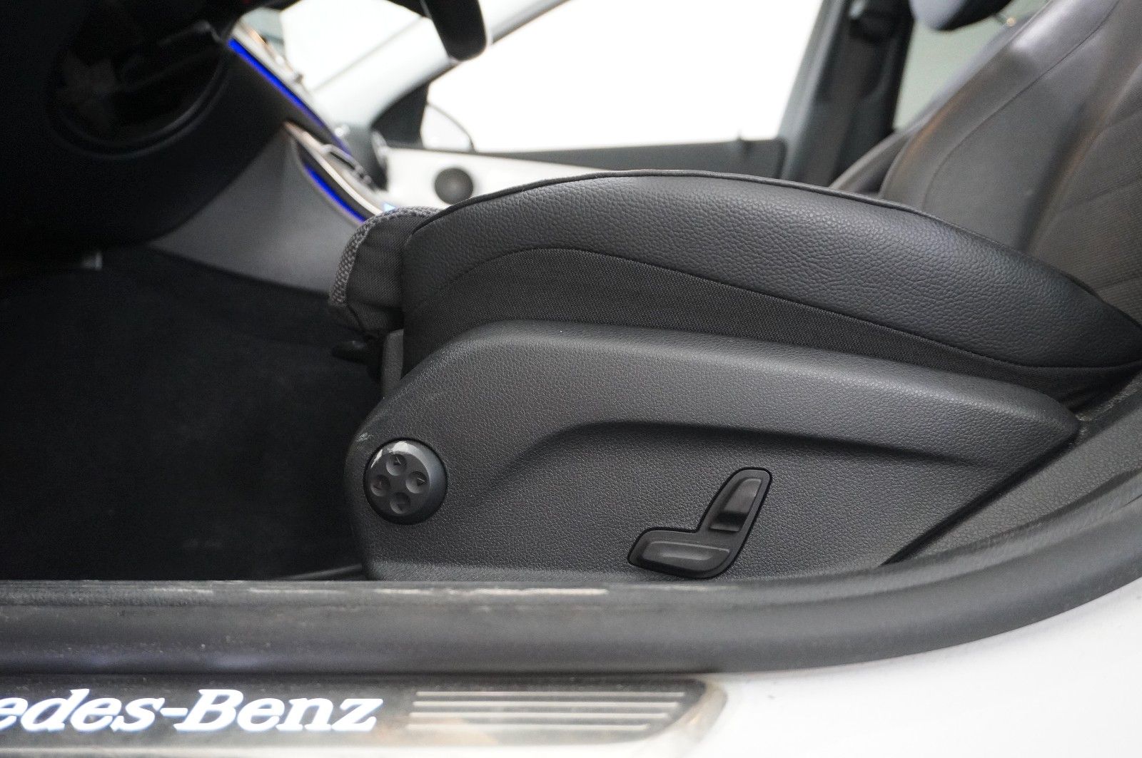 Fahrzeugabbildung Mercedes-Benz E 300E LIM. AVANTGARDE NAVI/LED/KAMERA/PANO./AHK