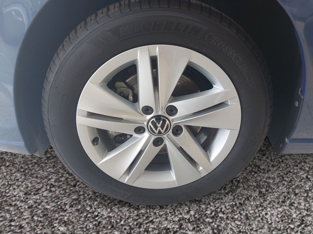 Fahrzeugabbildung Volkswagen Golf Variant 1.5 TSI Life AHZV Navi LED