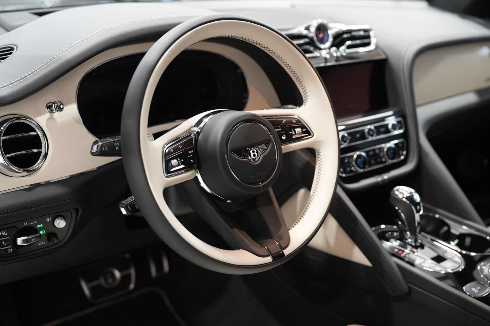 Fahrzeugabbildung Bentley Bentayga * Azure V8 * VOLL