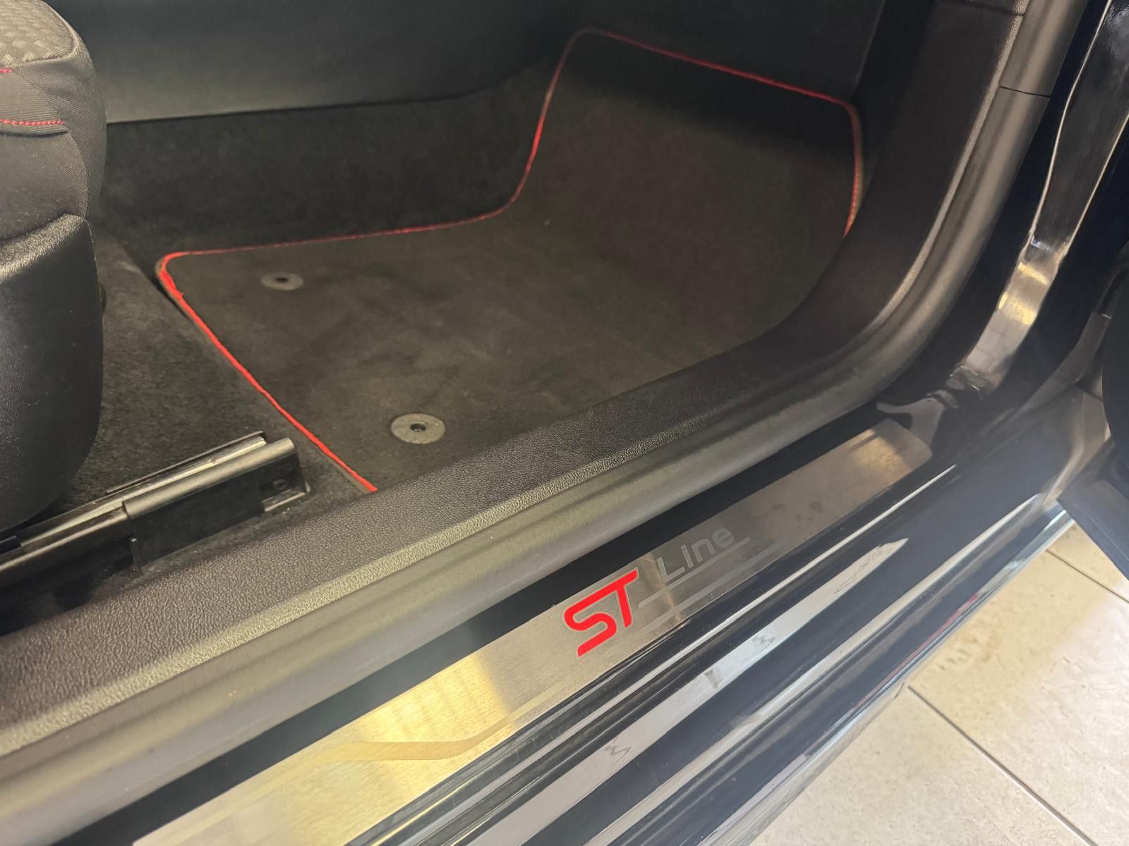 Fahrzeugabbildung Ford Focus 1,5 EcoBoost ST-Line /LED/NAVI/KLIMA