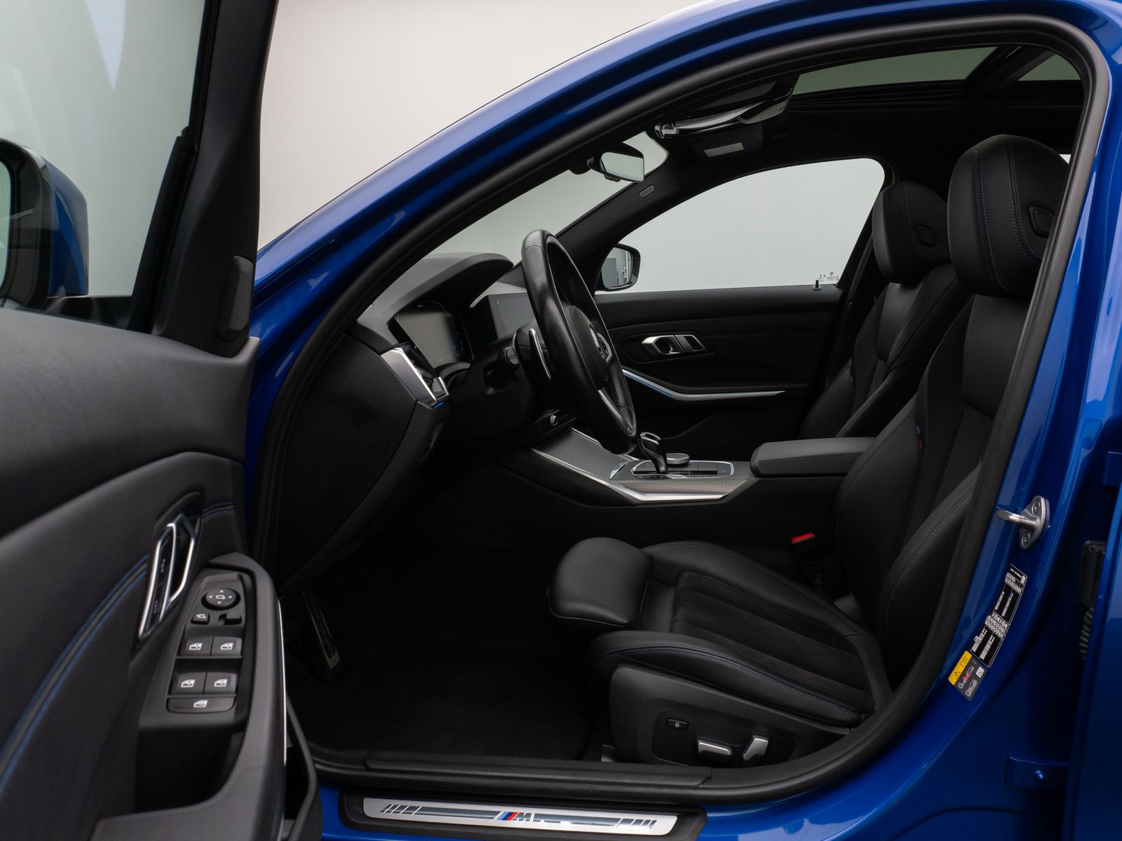 Fahrzeugabbildung BMW 330e  M Sport Panorama Laser Kamera HUD HiFi