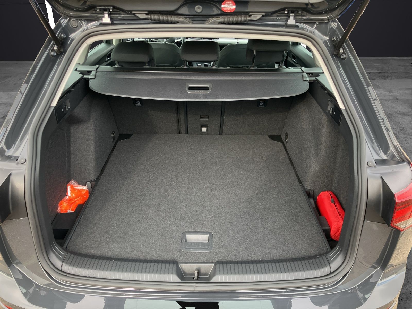 Fahrzeugabbildung Volkswagen Golf VIII Variant Life TDI DSG LED SH PDC Ambien