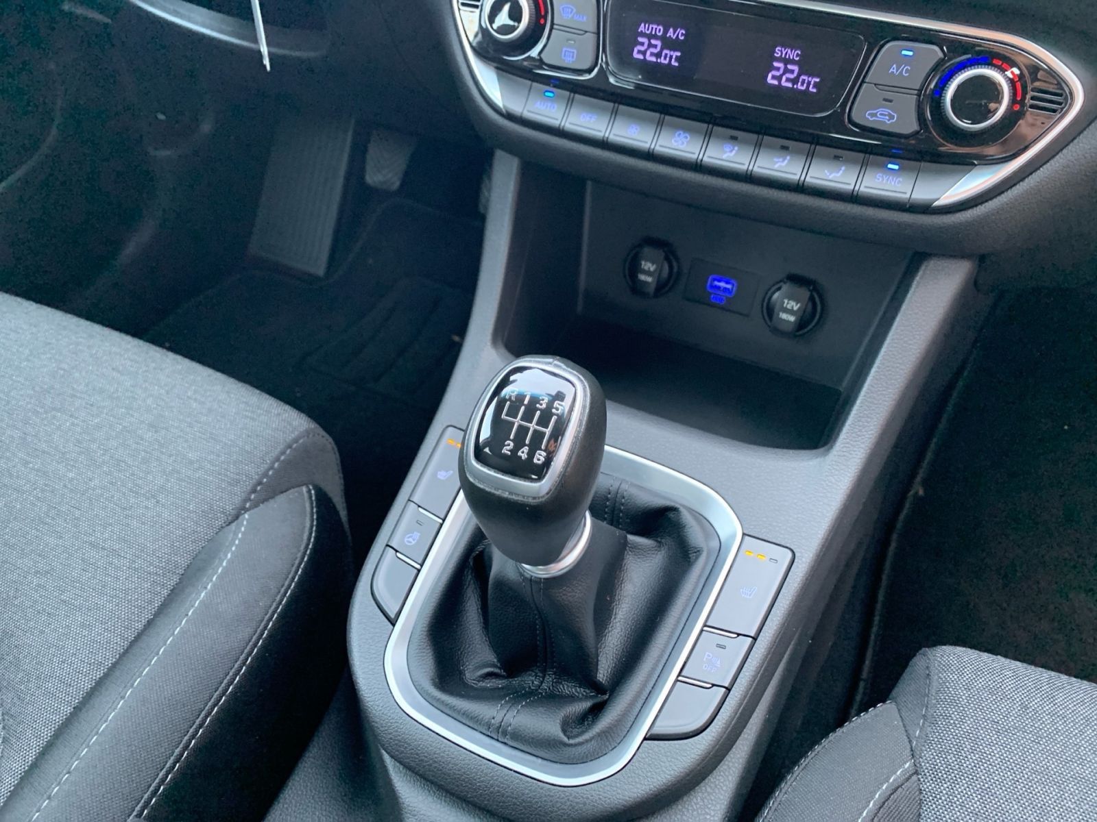 Fahrzeugabbildung Hyundai i30 1.0 T-GDI Edition 30 8x bereift 1Hd