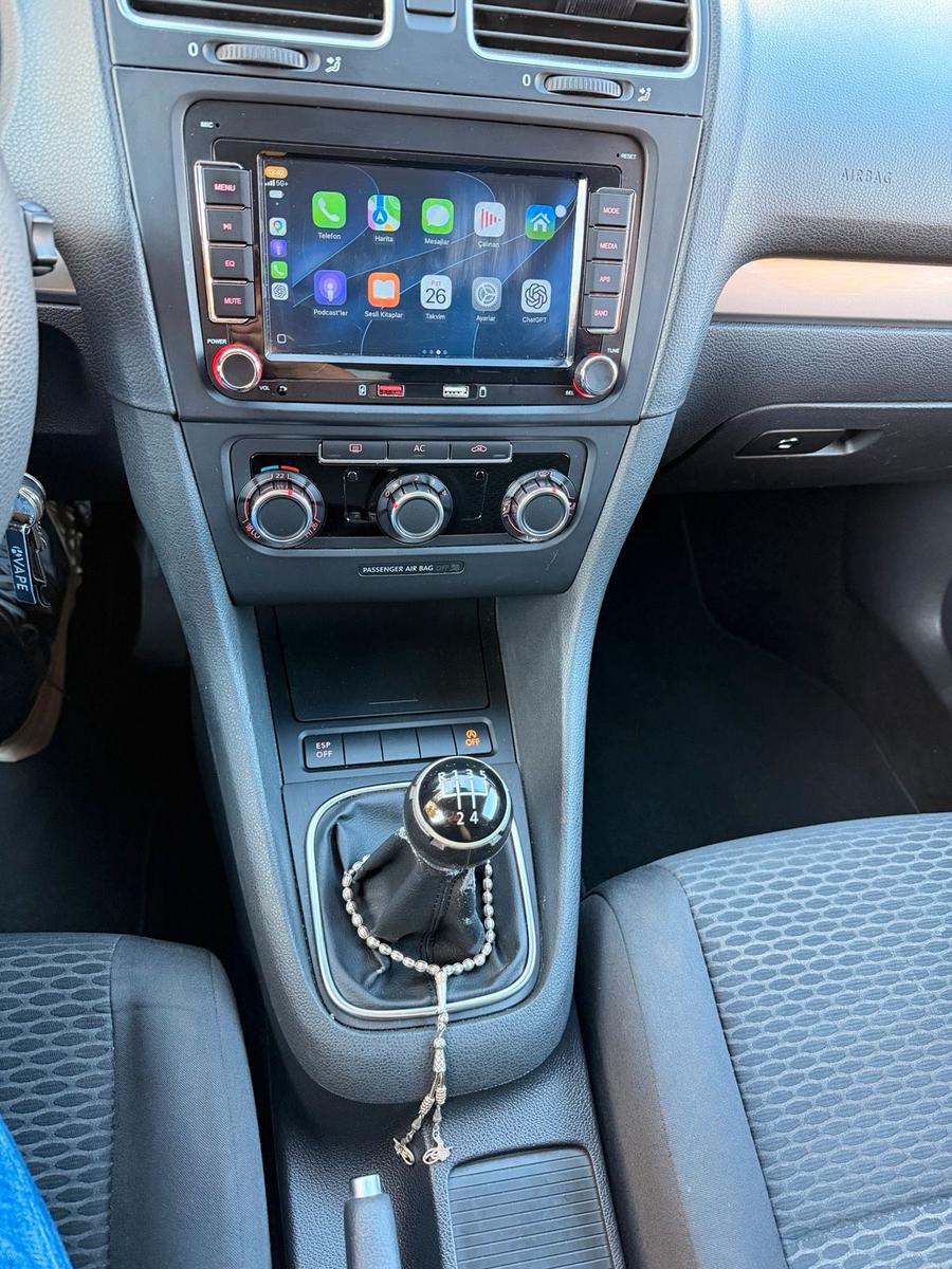 Volkswagen Golf 2010 — interior